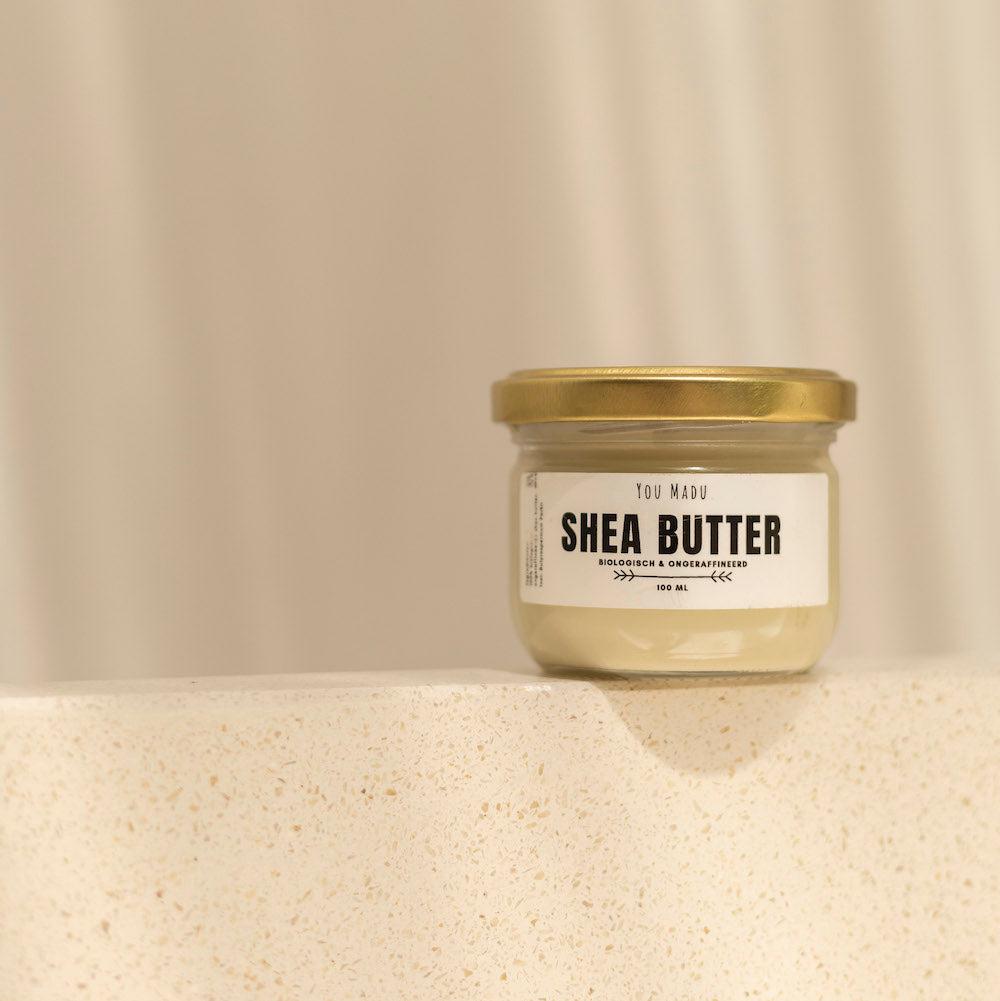 Een pot 100% biologische en ongeraffineerde Shea Butter voor hydratatie en herstel van de huid.