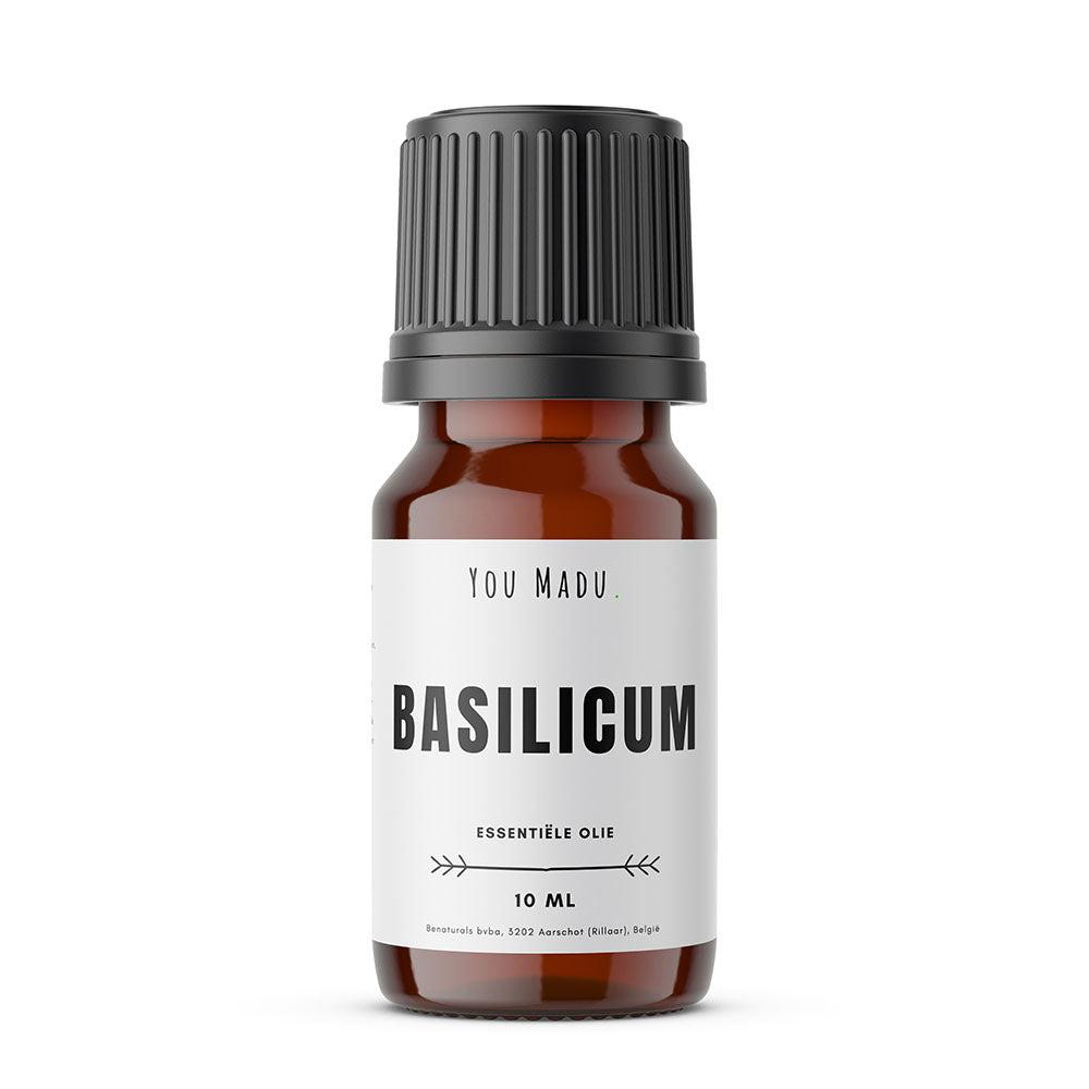 Een bruine fles met een zwarte dop, gevuld met basilicum essentiële olie. Gebruikt voor reiniging, insectenwerend en verlichting van hoofdpijn en spijsverteringsongemakken.