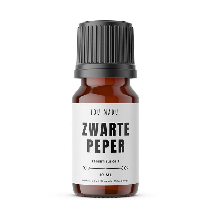 Zwarte peper Essentiële Olie - Een bruine fles met een zwarte dop, ideaal voor het verlichten van spierpijn en het verminderen van luchtwegsymptomen.